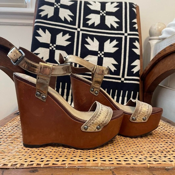 VERA WANG WEDGES - Picture 2 of 6